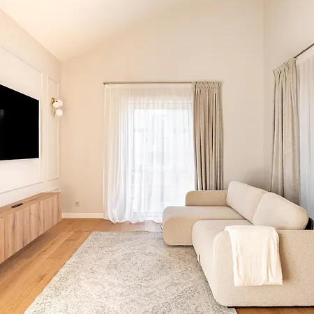 Modern 80m2 I Balcony I Parking I Cohost Apartman
