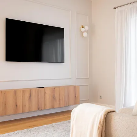 Modern 80m2 I Balcony I Parking I Cohost Apartman *