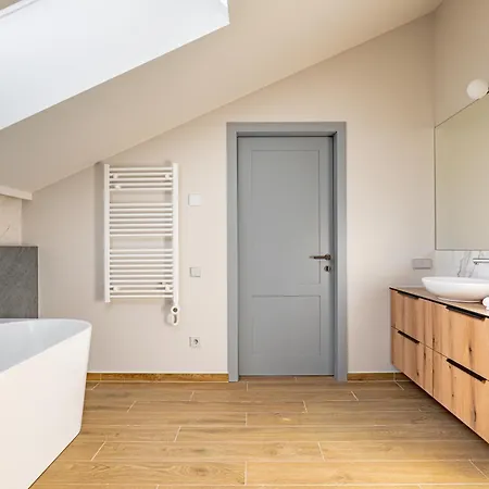 Modern 80m2 I Balcony I Parking I Cohost Apartman *