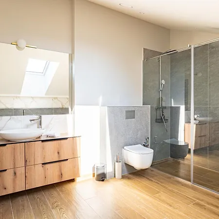 Modern 80m2 I Balcony I Parking I Cohost Apartman