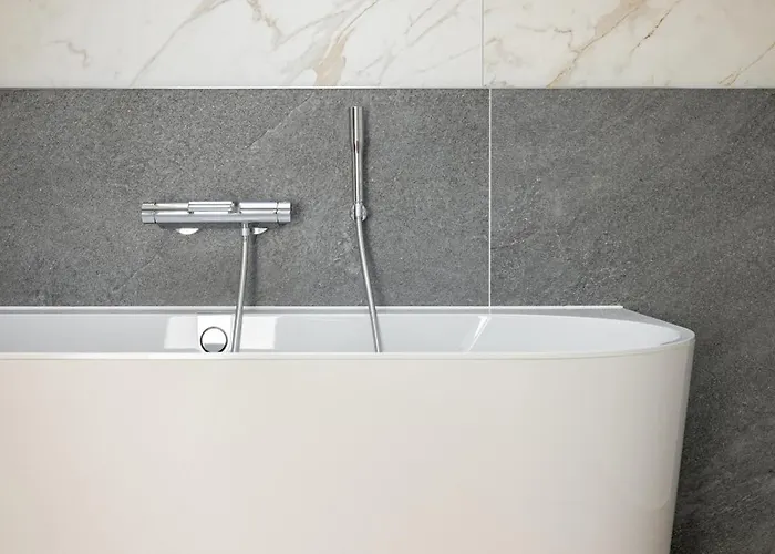 Modern 80kvm I Balcony I Parking I Cohost * קלייפדה