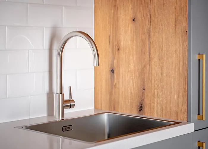 Modern 80kvm I Balcony I Parking I Cohost * קלייפדה